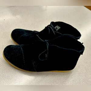 Tom’s Suede ankle flat boot